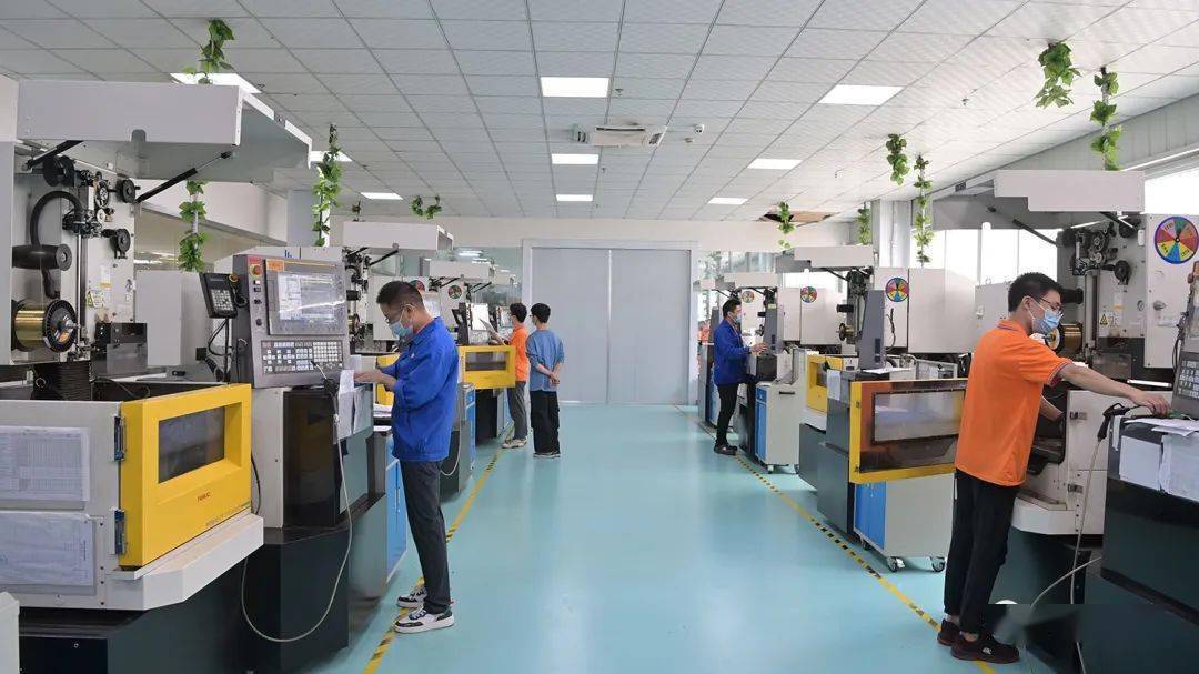 成都領(lǐng)益科技是全球領(lǐng)先的精密結(jié)構(gòu)件,模組,顯示器件和磁性