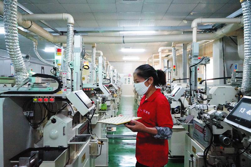 工人檢查產(chǎn)品狀態(tài)